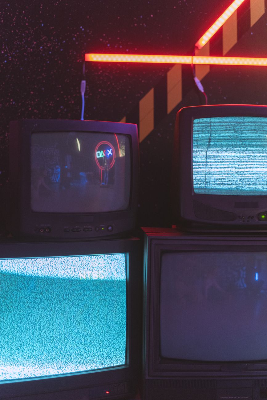 Televisor CRT clásico de los 90s con videojuego retro activo