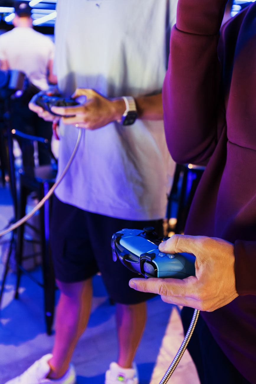Jugadores disfrutando de videojuegos competitivos de forma apasionada